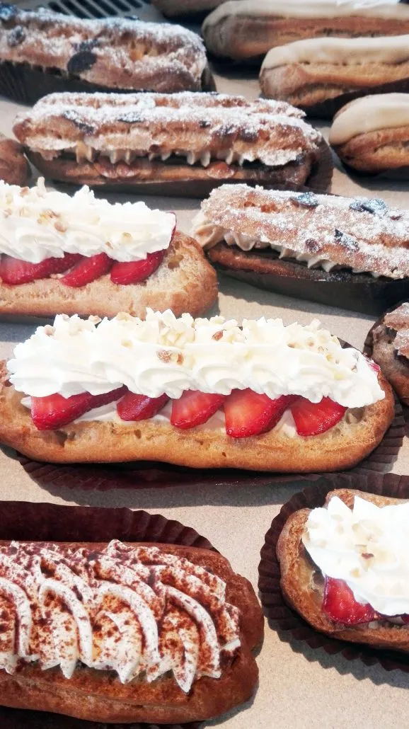 Éclairs aux fraises, chantilly et café